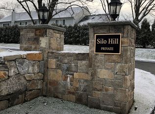 58 Stirrup Ln, Riverside, CT 06878