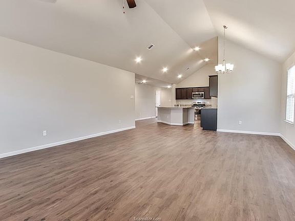 4th image of 2026 Eagle View Dr