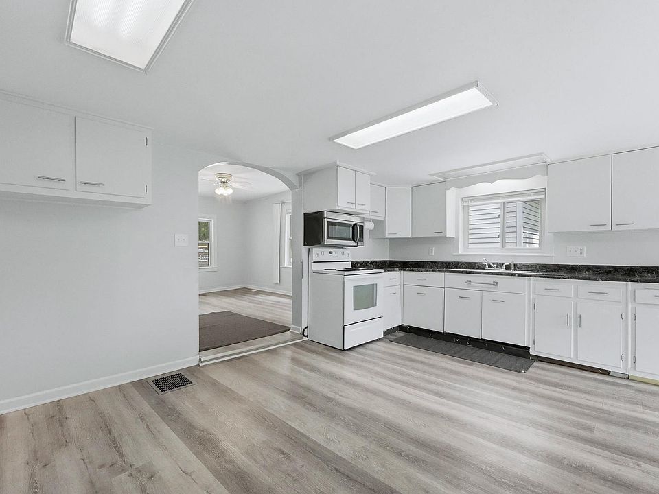 13th image of 373 Posey Hill St