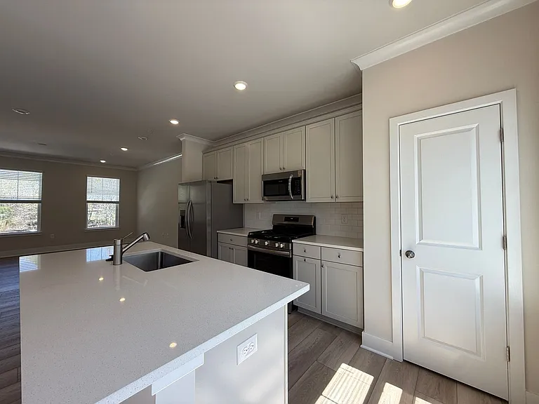 2108 Winterberry Ln — Photo 3