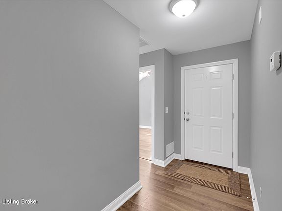 4th image of 161 W Woodlake Cir