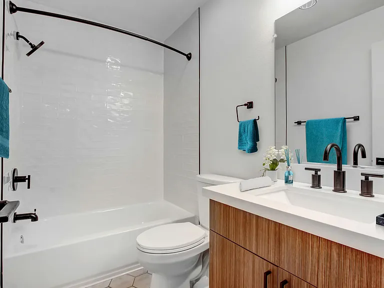 930 N Martel — Photo 17