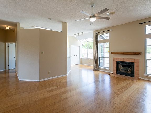 2nd image of 606 Oak Hollow Dr