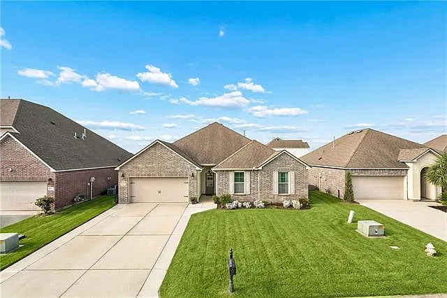 4 bed, 2.0 bath, 2171 sqft, $2,400 — Photo 2