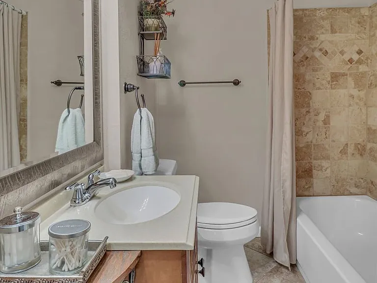 805 Bluebonnet Ln — Photo 20