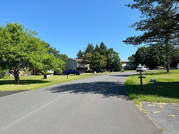 4th image of 16 Fairlawn Dr