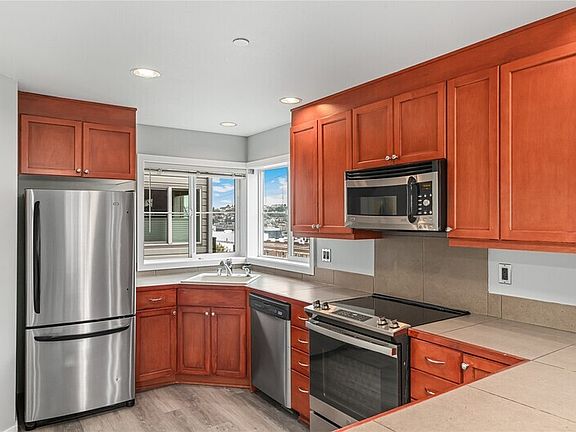 5th image of 321 E Thomas St APT 303