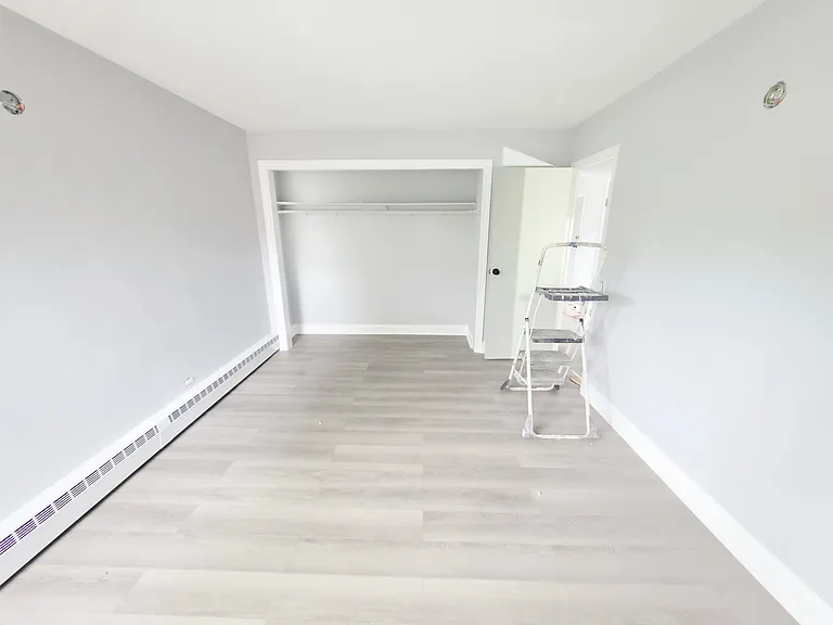 2115-2123 W Farragut Ave Apartments — Photo 10