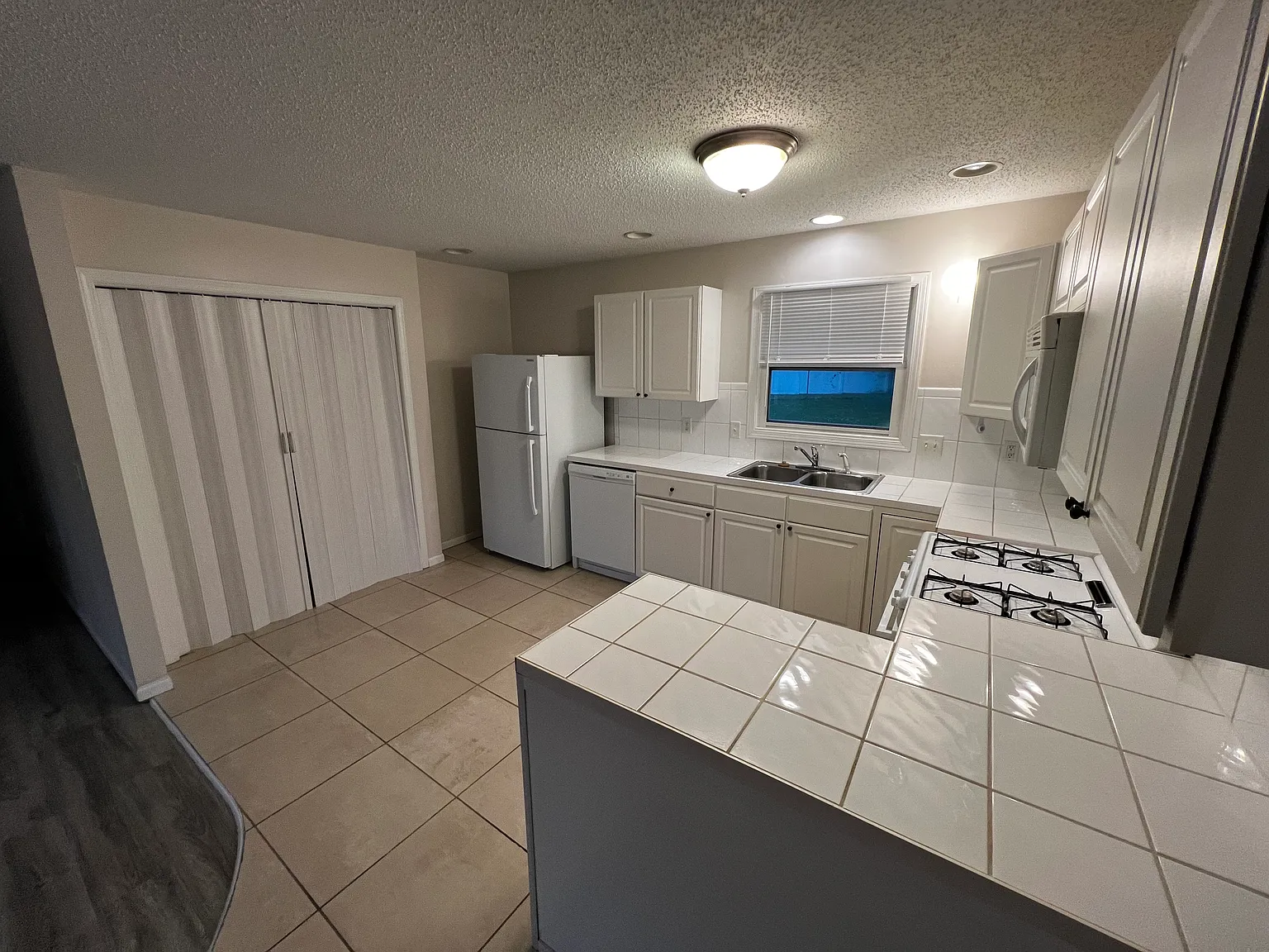 3 bed, 1.5 bath, 1290 sqft, $1,695 — Photo 4