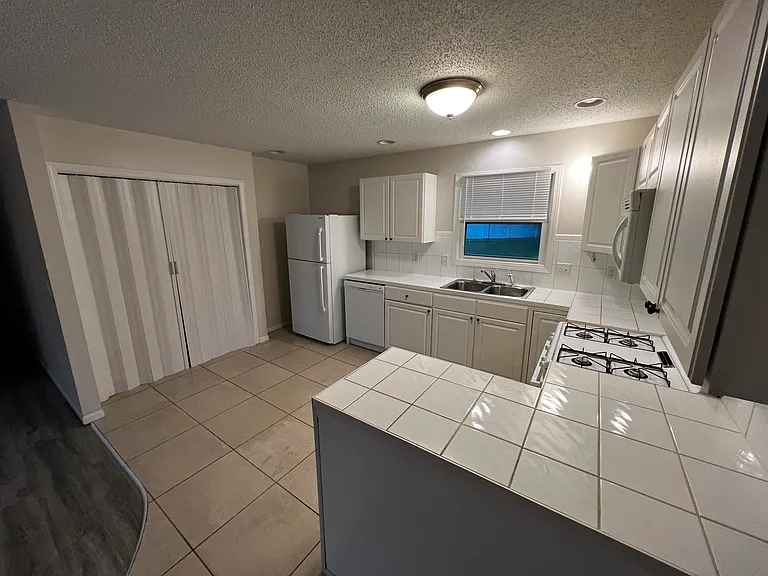 515 Valley View Dr — Photo 4