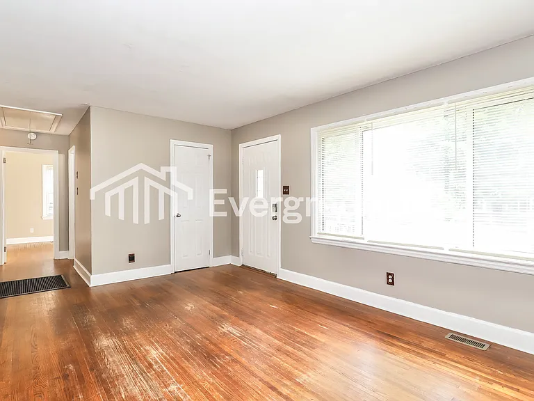 1113 Cedrow Dr — Photo 10