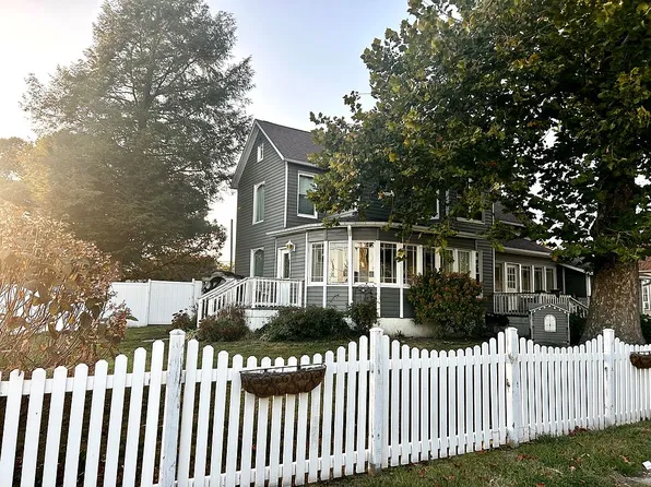 227 N 3rd St, Girard, IL 62640