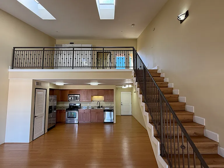 255 W 7th St #16 — Photo 1