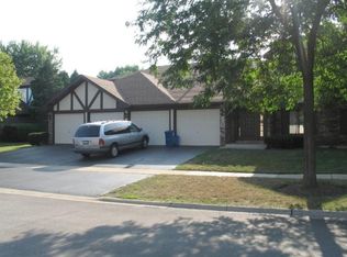 660 Cross Creek Dr #BB2, Roselle, IL 60172