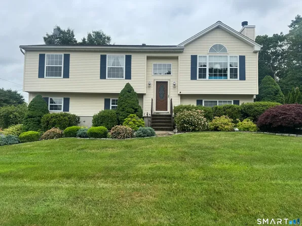 2 Michelle Lane, Naugatuck, CT 06770
