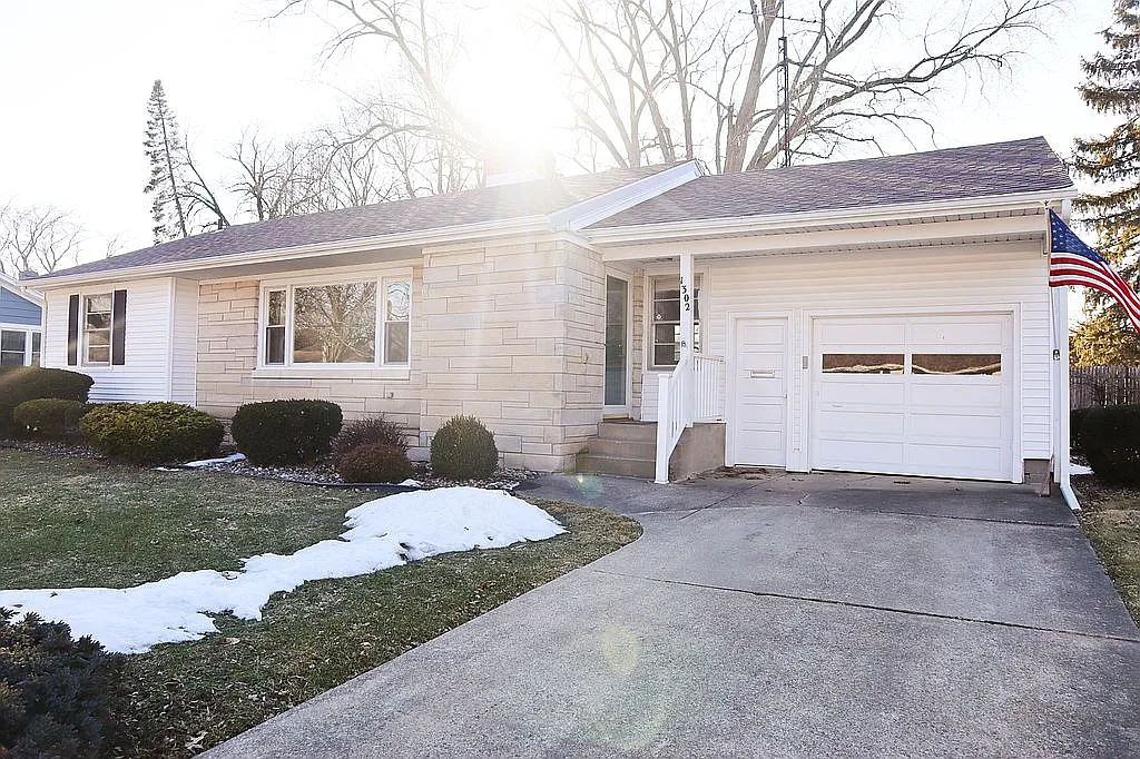1302 Walton Ave photo 1