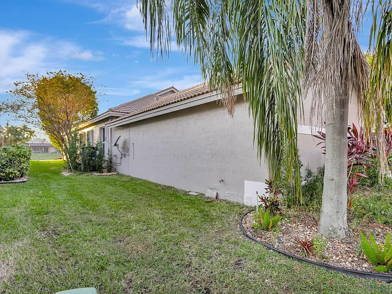 6355 NW 107th Ter — Photo 4