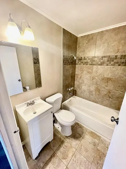 734 KING ST — Photo 4