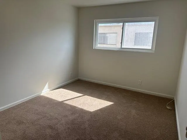 Secondary bedroom.