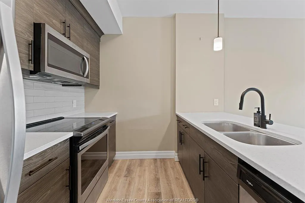 1 bed, 1.5 bath, 895 sqft, $1,950 — Photo 3