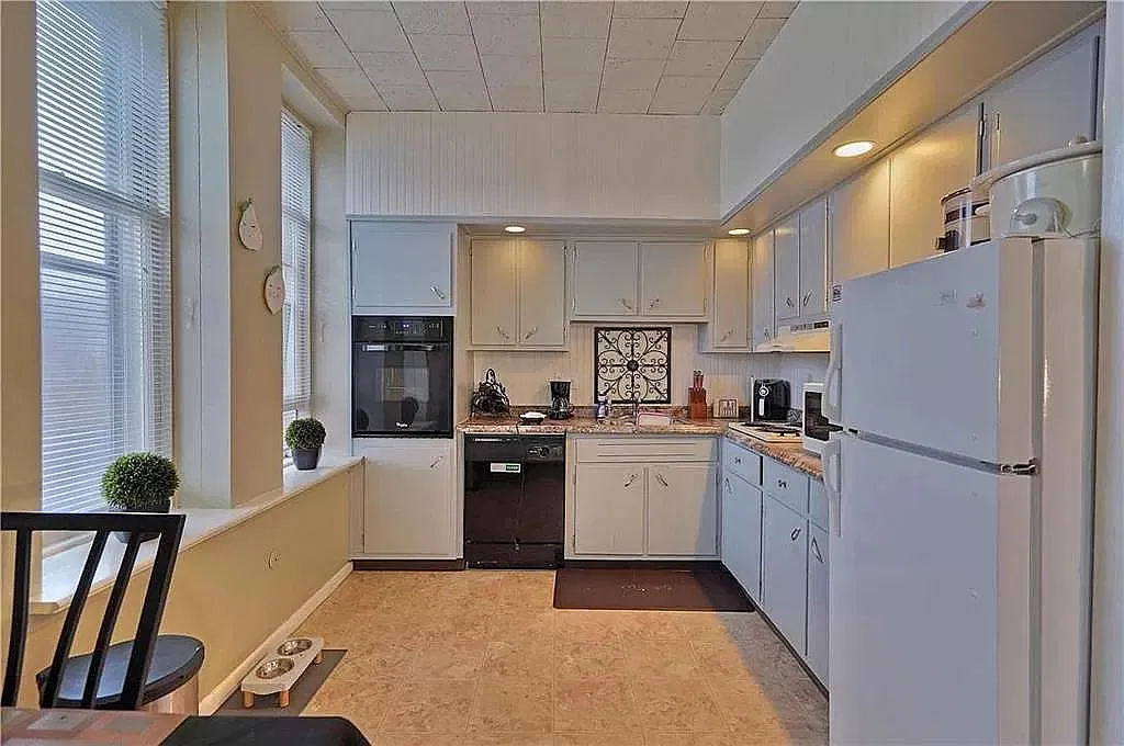 1 bed, 1000 sqft, $1,300 — Photo 2