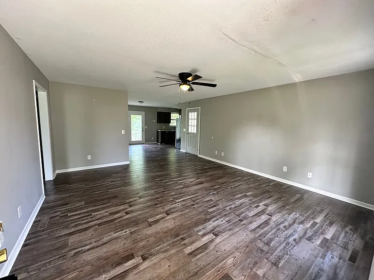 1009 Northwood Dr — Photo 2