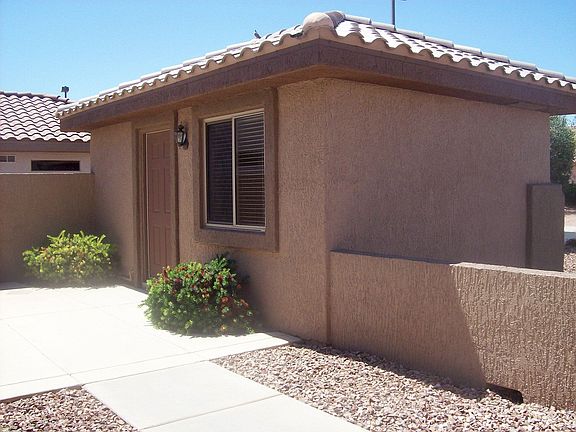 Guest cottage has full bath and bedroom airconditioned
