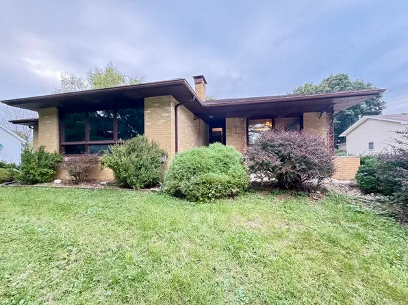 909 W Washington St, Clinton, IL 61727