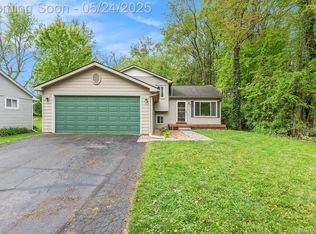 3489 Lexington Rd, Waterford, MI