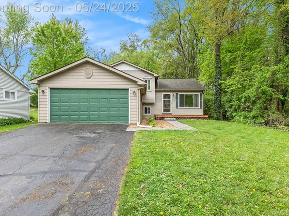 3489 Lexington Rd, Waterford, MI 48328