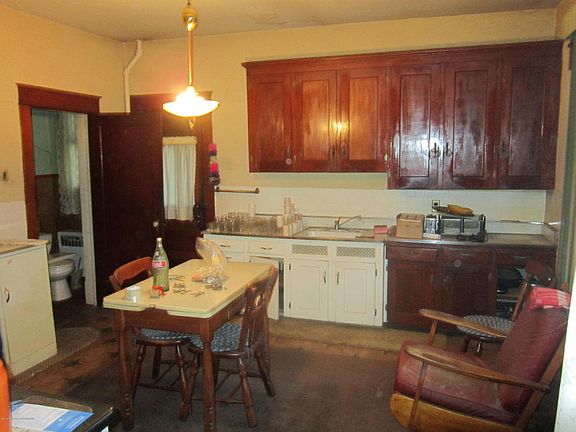 2nd image of 1064 Lincoln St