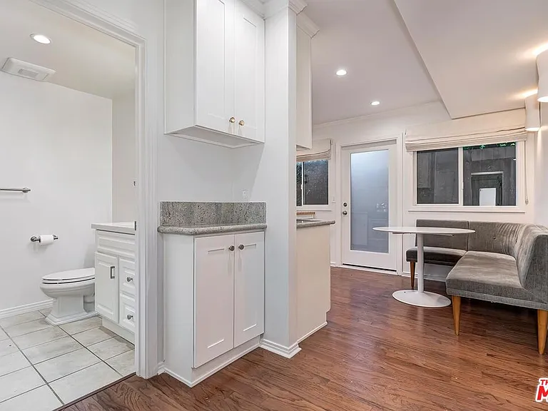 609 N Doheny Dr #D — Photo 2