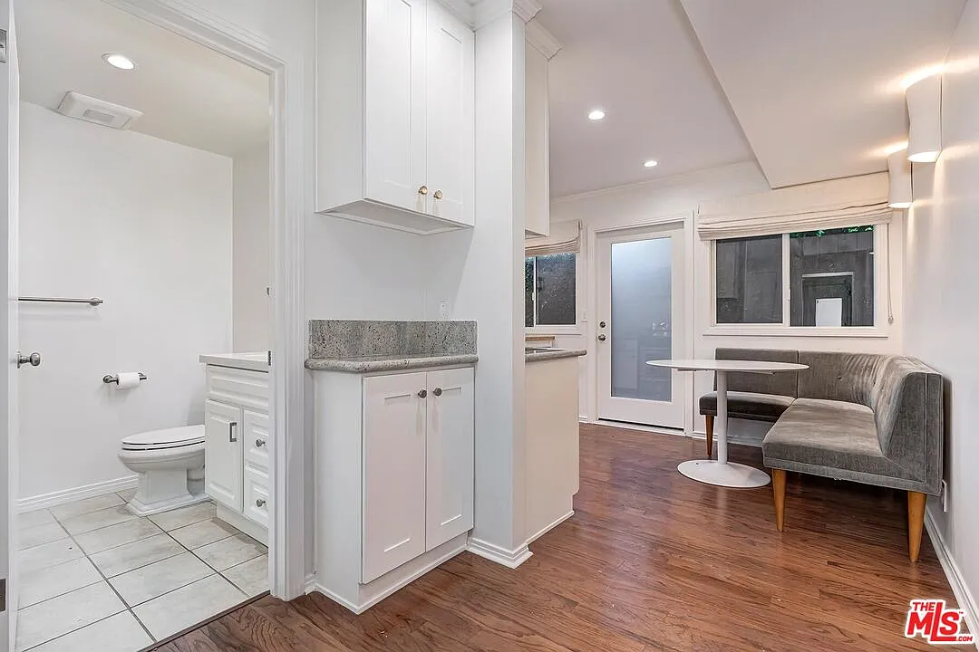 Building Photo - 609 N Doheny Dr #D