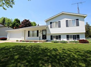 510 Sun Manor St, Flushing, MI 48433