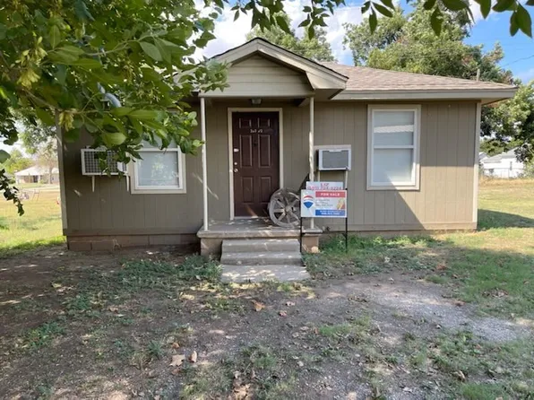 303 1/2 E Wallace Ave, Apache, OK 73006
