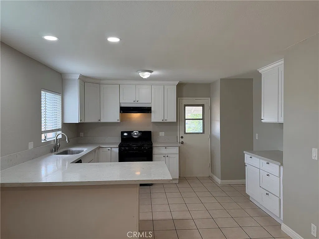 2 bed, 1.5 bath, 900 sqft, $2,290 — Photo 3