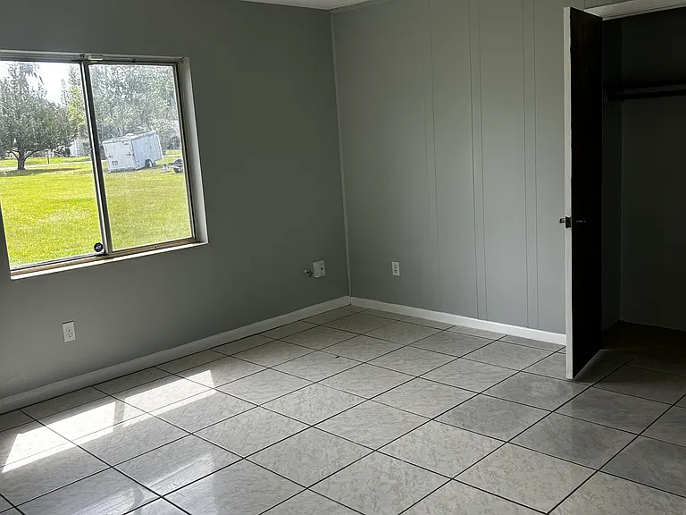 909 Midway St — Photo 2