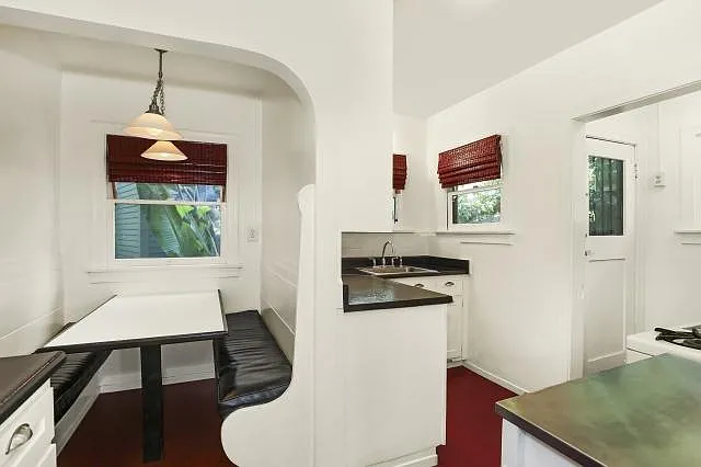 Kitchen w/breakfast nook