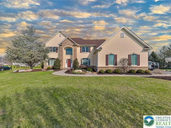 4544 Oakwood Ln, Nazareth, PA 18064