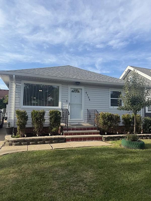 3 bed, 2.0 bath, 1176 sqft, $2,300 — Photo 1