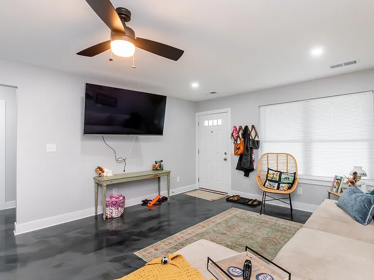 1422 E Elm St #1 — Photo 12