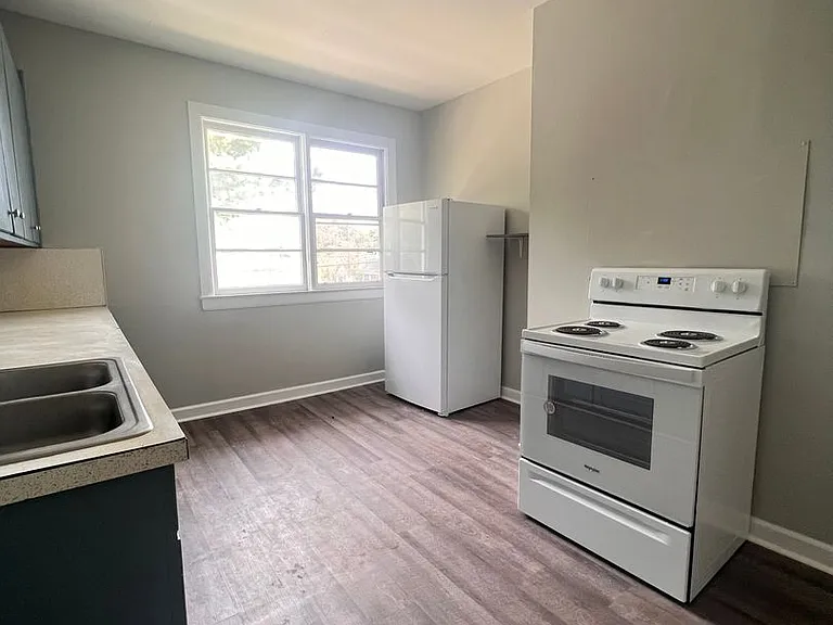 301 S College St — Photo 4