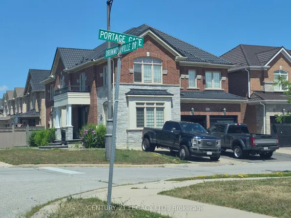 11 Drummondville Dr, Brampton, ON L6P 3M6