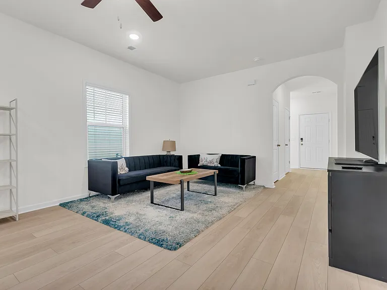 1110 Silverbend Trl — Photo 7