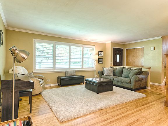 4th image of 330 Robin Hill Dr