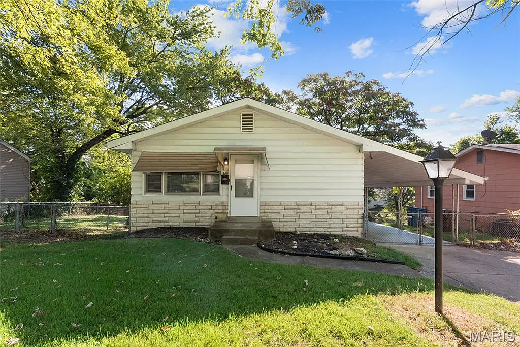 610 Superior Dr photo 1