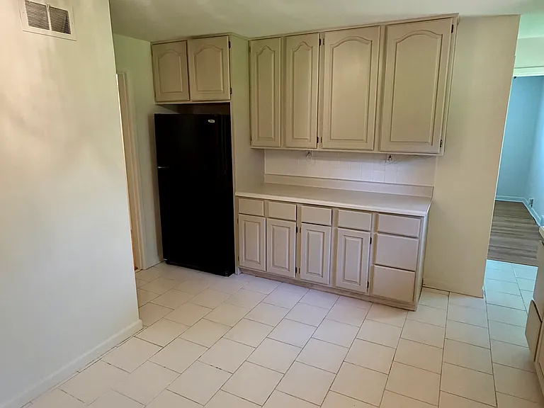 715 Kirkshire Dr — Photo 4