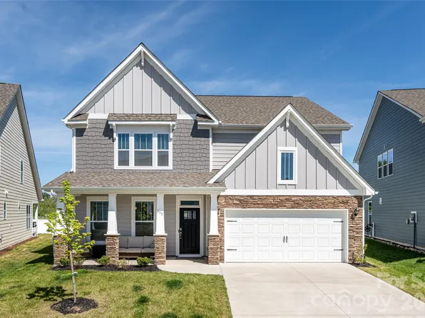 615 Fox Cove Rd, Hendersonville, NC 28792
