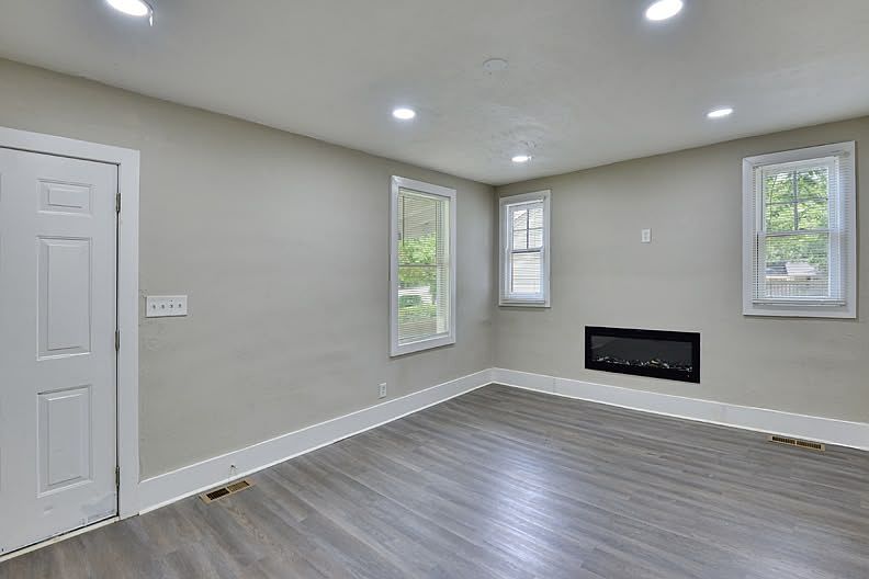 1st image of 1888 Vesta Ave
