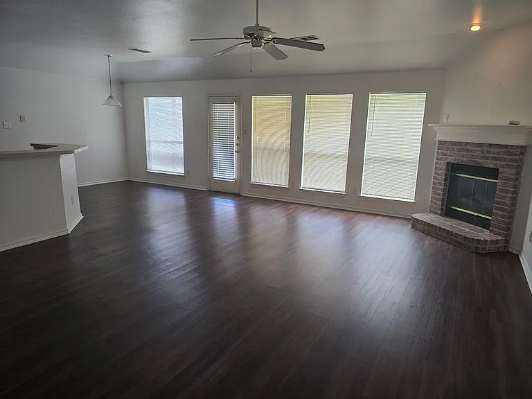 1512 Parrot Ct — Photo 2